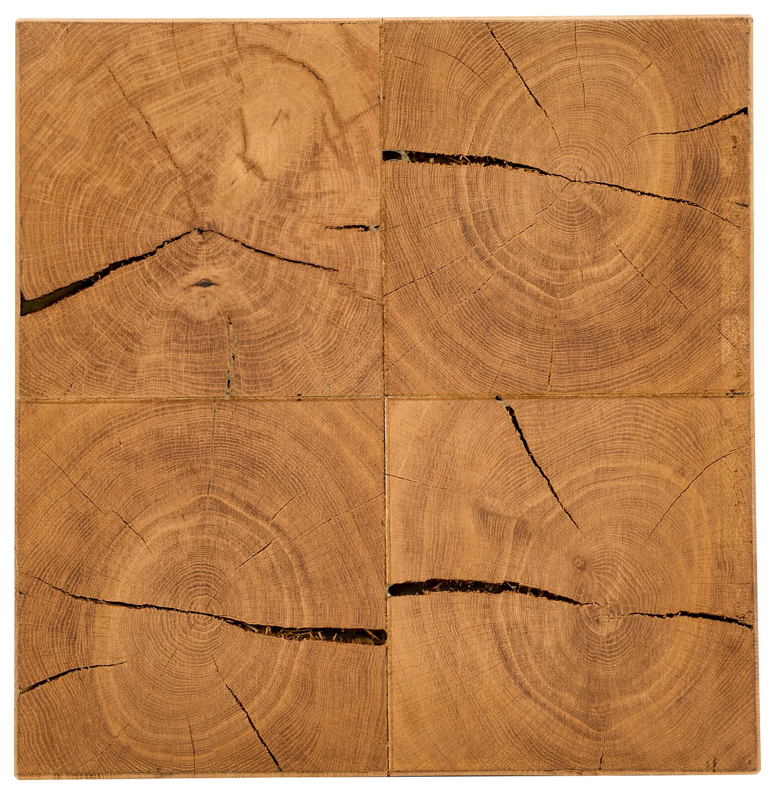 Draufsicht auf eine quadratische Holzoberfläche aus vier Hirnholz-Blöcken mit sichtbaren Jahresringen und natürlichen Rissen in warmem Braunton.