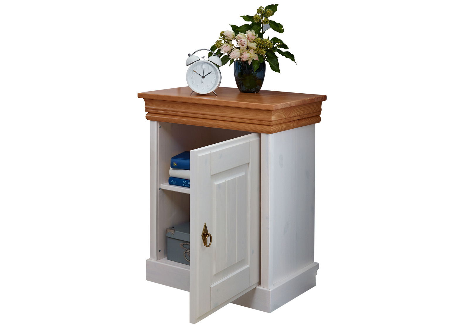 Nachtkonsole mit einer Tür, aus hellem Holz mit dunklerer Holzplatte, von vorne fotografiert. Auf der Konsole stehen ein Wecker und eine Vase mit Blumen. Die Tür ist geöffnet und zeigt zwei Regalböden mit Büchern und einer Box.