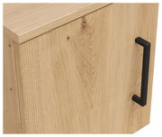 Nahaufnahme eines Aufsatzschranks aus hellem Holz mit schwarzem Griff, seitliche Perspektive