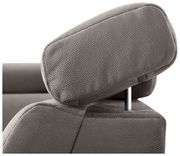 Nahaufnahme einer verstellbaren Kopfstütze eines Sofas in grauem Stoff.