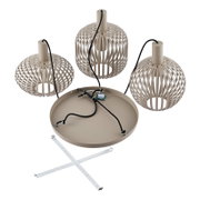 Dreiflammige Deckenleuchte in Beige mit drei kugelförmigen, lamellenartigen Schirmen, schwarzer Kabelaufhängung und runder Deckenplatte; Perspektive: leicht von oben in schräger Ansicht, teilmontiert mit sichtbarer Montagekreuz-Schiene