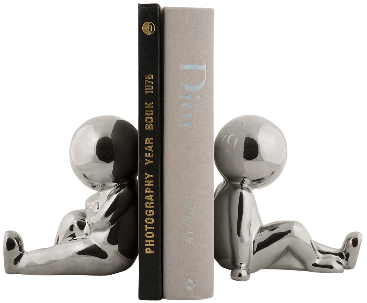 Zwei silberne Buchstützen in Form von sitzenden Figuren, die Bücher aufrecht halten. Perspektive von der Seite.