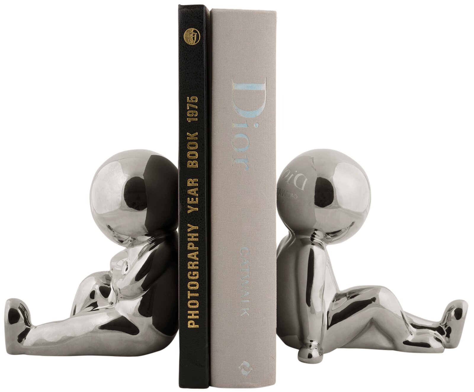 Twee zilveren boekensteunen in de vorm van zittende figuren die boeken rechtop houden. Aanzicht vanaf de zijkant.