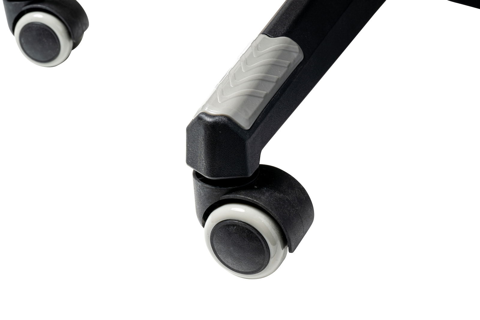 Nahaufnahme eines Stuhlbeins mit Rollen eines Gaming Stuhls, seitliche Perspektive