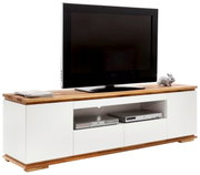 TV-Lowboard CHIARO in Weiß mit Holzoberfläche, frontal abgebildet, mit Fernseher und Dekoration.