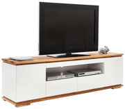 TV-Lowboard CHIARO in Weiß mit Holzoberfläche, frontal abgebildet, mit Fernseher und Dekoration.