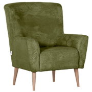 Groene corduroy fauteuil met brede armleuningen en lichte houten poten, vrijstaand tegen een witte achtergrond, in een licht zijdelings perspectief van voren