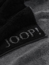 Nahaufnahme eines grauen Handtuchs mit schwarzem Rand und dem Schriftzug 'JOOP!'
