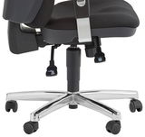 Seitenansicht eines schwarzen Drehsessels mit verchromtem Fußkreuz und Rollen.