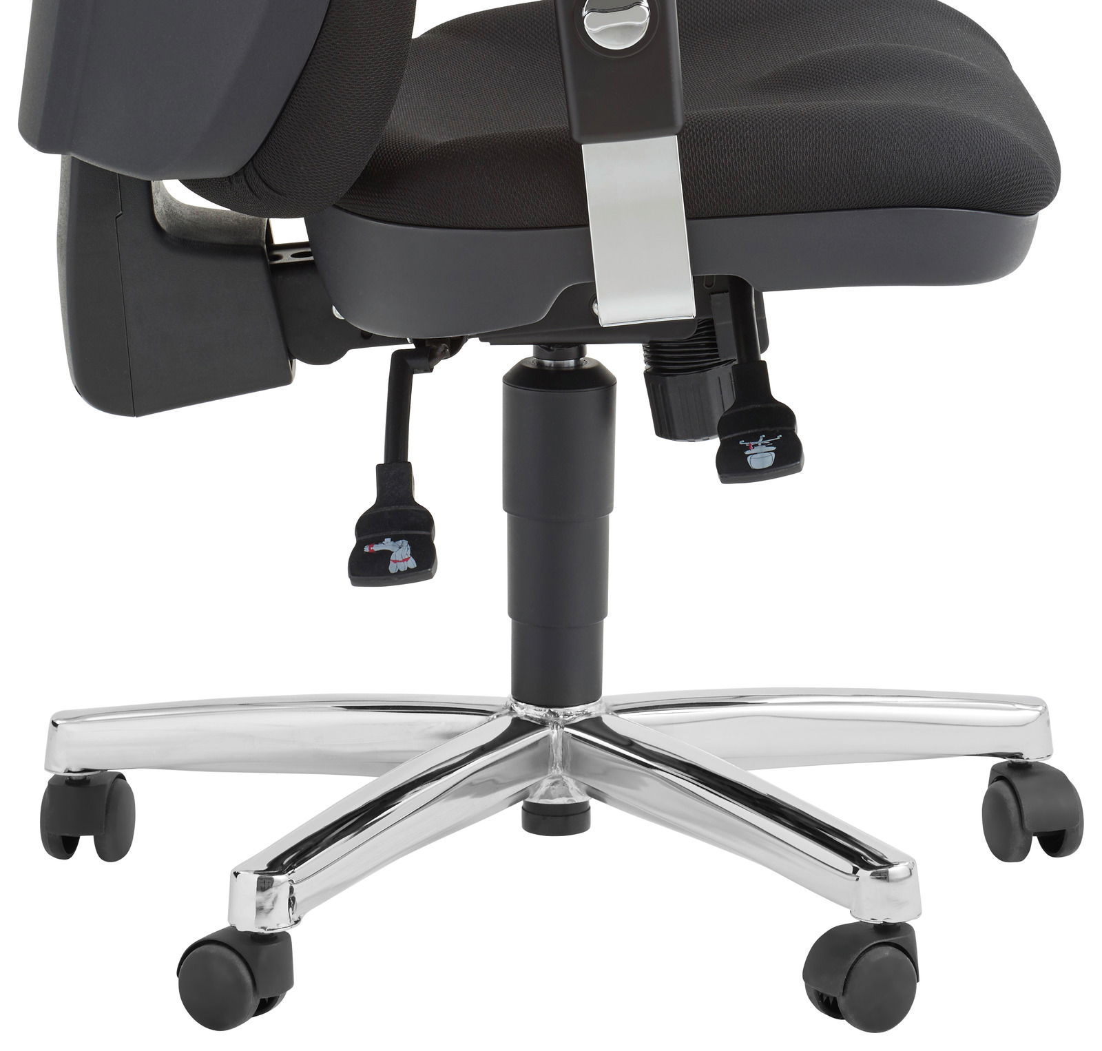 Seitenansicht eines schwarzen Drehsessels mit verchromtem Fußkreuz und Rollen.