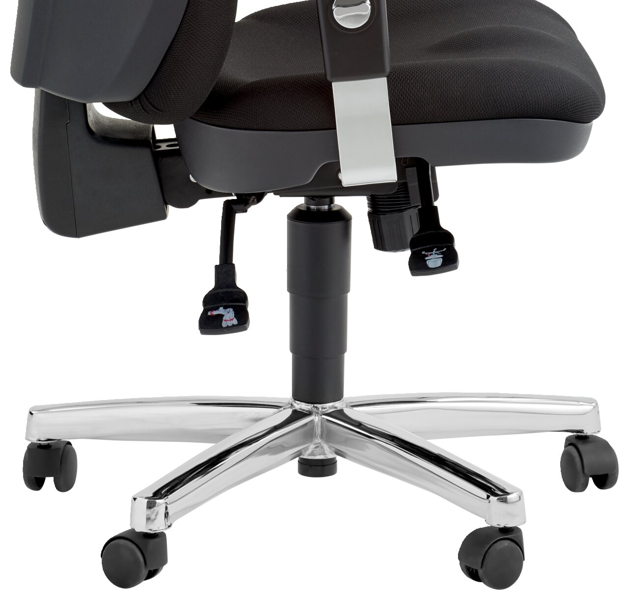 Seitenansicht eines schwarzen Drehsessels mit verchromtem Fußkreuz und Rollen.
