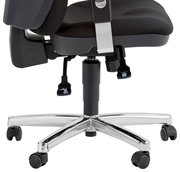 Seitenansicht eines schwarzen Drehsessels mit verchromtem Fußkreuz und Rollen.