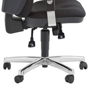 Seitenansicht eines schwarzen Drehsessels mit verchromtem Fußkreuz und Rollen.