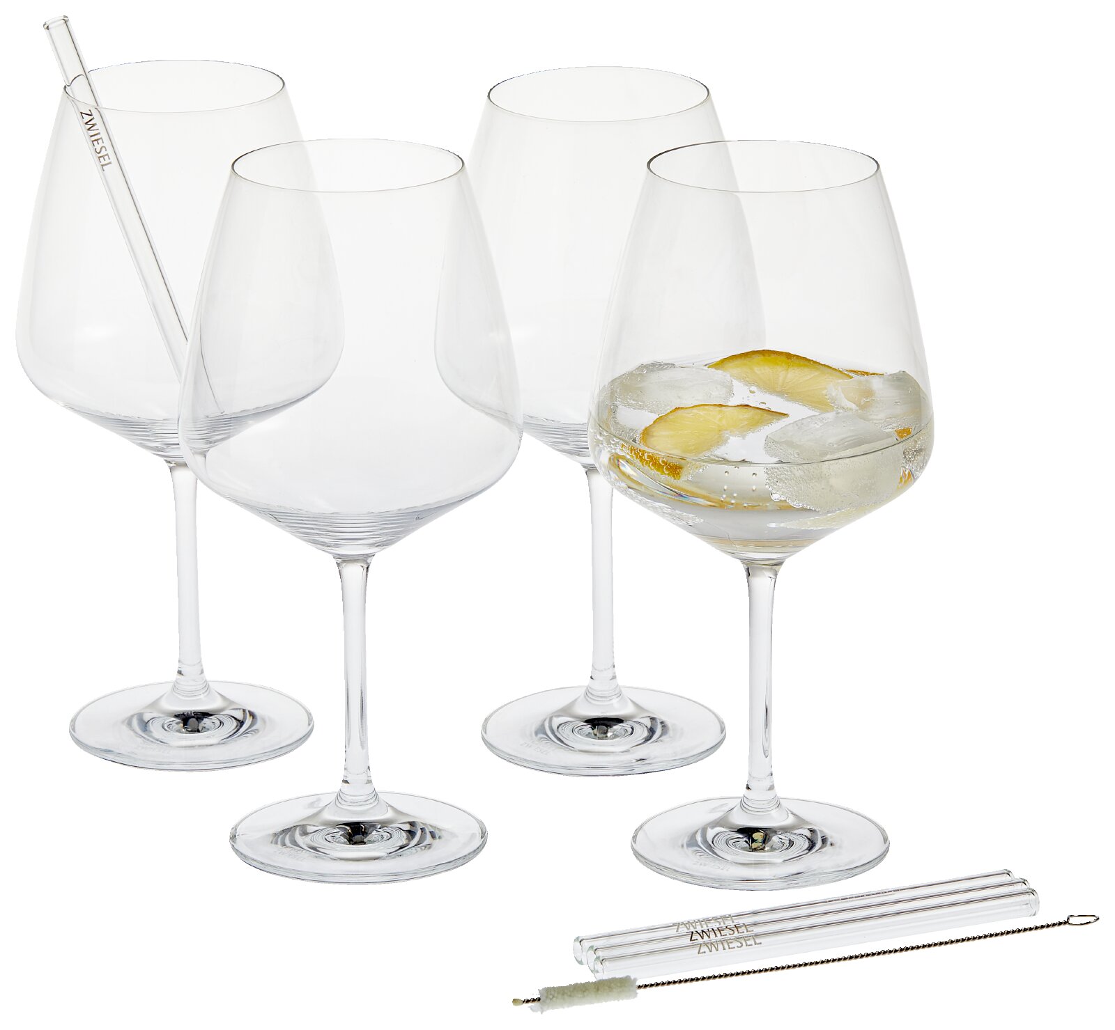 Vier elegante gin-tonicglazen met lange steel, glazen rietjes en reinigingsborsteltje, schuin van voren afgebeeld; één glas is gevuld met ijs en citroen.
