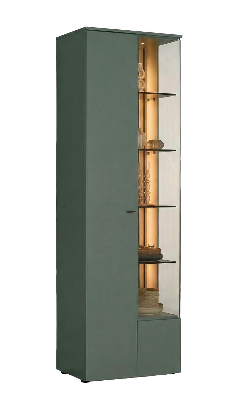 Hohe grün-matte Vitrine mit Glasfront, innen beleuchtet und mit Glasböden, in schräger Vorderansicht (3/4-Perspektive) freigestellt