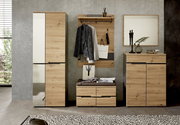 Moderne Garderobenkombination in Holzoptik mit Schuhschrank, Garderobenpaneel, Bank und Spiegel, frontal fotografiert.