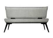 Graue Bank mit schwarzem Gestell, Vorderansicht