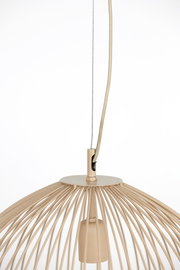 Nahaufnahme einer modernen Hängeleuchte mit beige-farbenem, drahtförmigem Design und Kabelaufhängung.