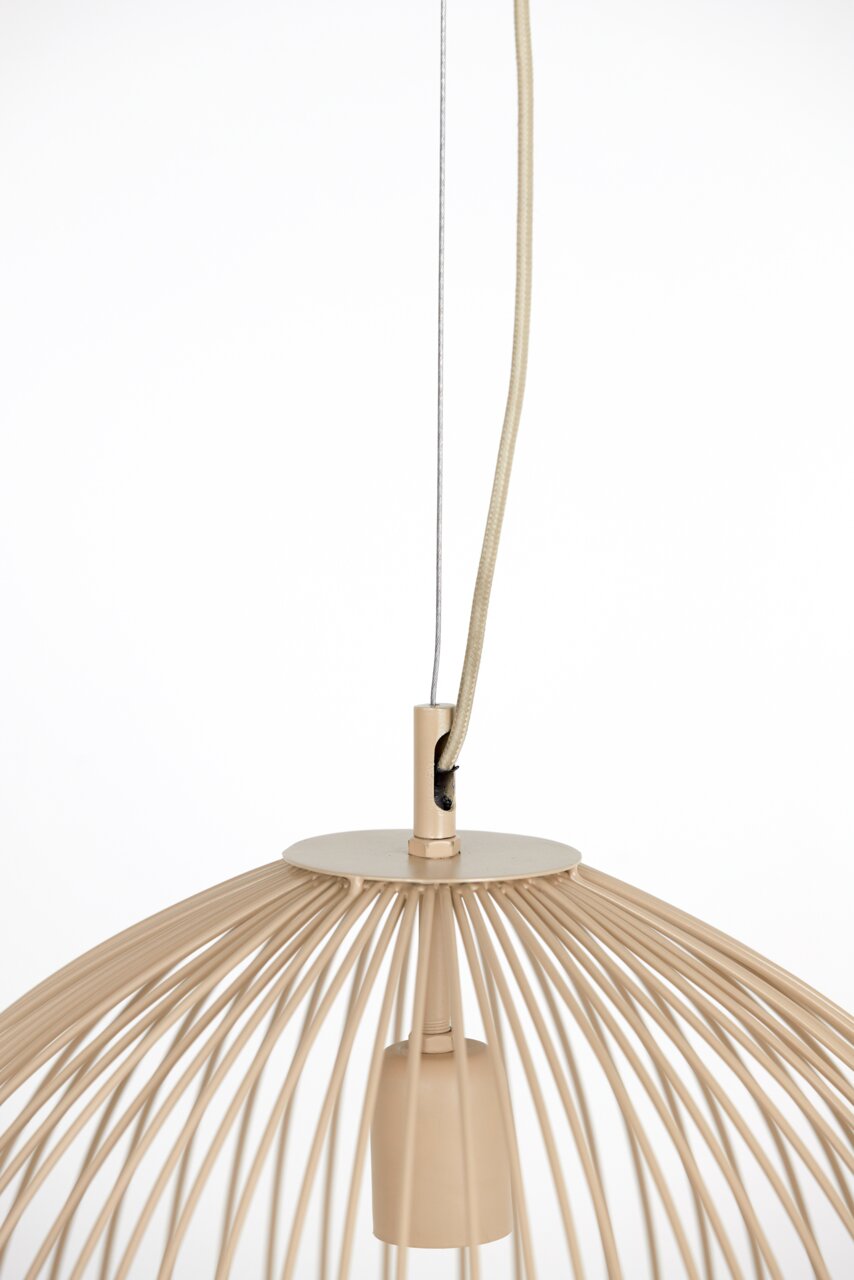 Nahaufnahme einer modernen Hängeleuchte mit beige-farbenem, drahtförmigem Design und Kabelaufhängung.