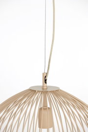 Nahaufnahme einer modernen Hängeleuchte mit beige-farbenem, drahtförmigem Design und Kabelaufhängung.