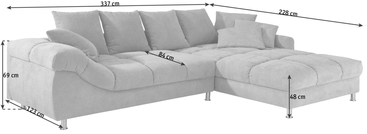 Grote, moderne hoekbank in lichtgrijze stof met diverse kussens, afgebeeld vanuit een licht zijdelingse hoek. Afmetingen: 337 cm breed, 228 cm diep, 69 cm hoog.