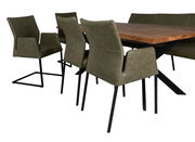 Esszimmermöbel-Set mit Freischwingerstühlen und Armlehnstühlen in Olivgrün, um einen Holztisch gruppiert, seitliche Perspektive.