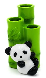 Grüner Keramik-Zahnbürstenhalter in Bambus-Optik mit Panda-Figur, freigestellt vor weißem Hintergrund, Frontansicht leicht von oben