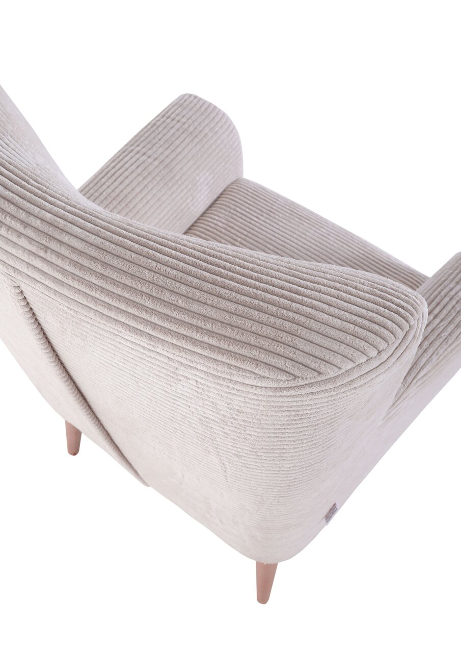 Beige corduroy fauteuil met afgeronde rugleuning en armleuningen op houten poten, schuin achteraanzicht van bovenaf