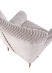 Beige corduroy fauteuil met afgeronde rugleuning en armleuningen op houten poten, schuin achteraanzicht van bovenaf