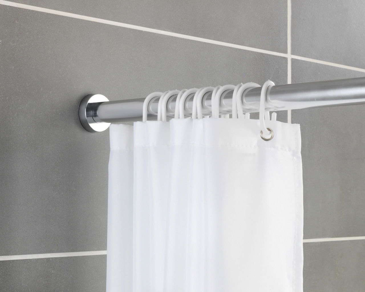 Teleskop Duschstange mit weißen Duschvorhangringen und weißem Vorhang, seitliche Perspektive