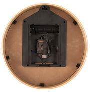 Rückansicht einer runden Wanduhr mit Holzrahmen und Batteriefach.