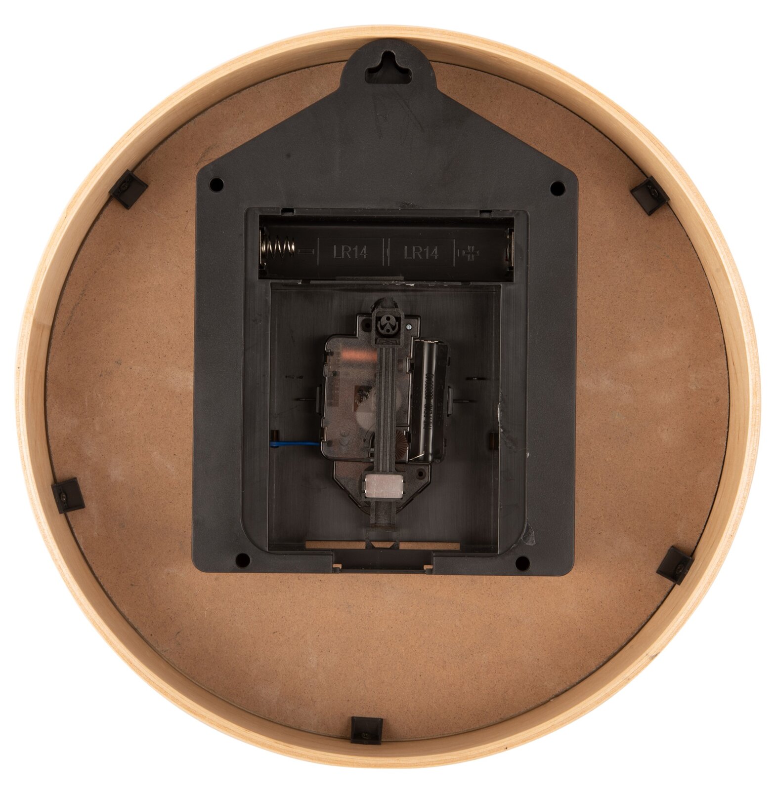 Achterkant van een ronde wandklok met houten lijst en batterijvak.