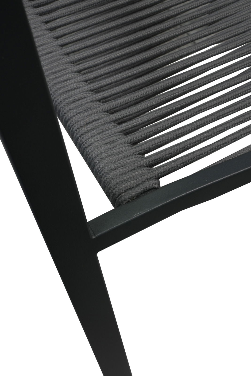 Nahaufnahme eines Gartensessels mit schwarzem Metallrahmen und grauer Seilbespannung, seitliche Perspektive