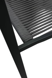 Nahaufnahme eines Gartensessels mit schwarzem Metallrahmen und grauer Seilbespannung, seitliche Perspektive