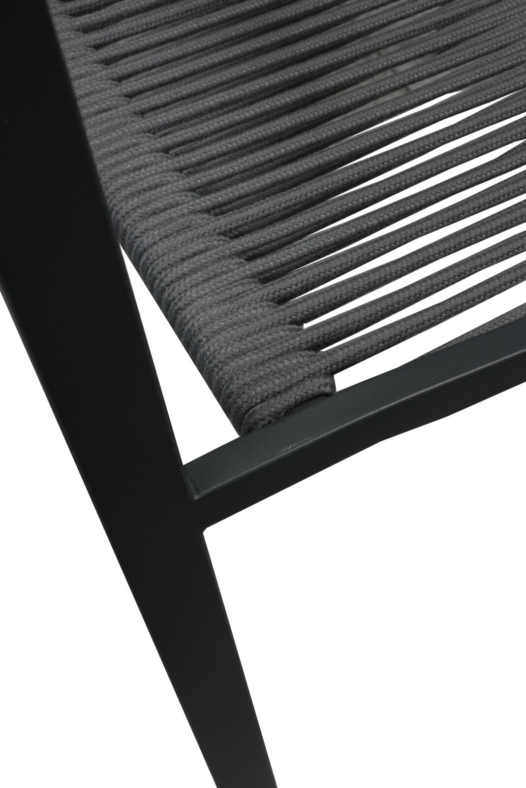 Close-up van een tuinstoel met een zwart metalen frame en grijze touwbekleding, gezien vanaf de zijkant