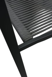 Close-up van een tuinstoel met een zwart metalen frame en grijze touwbekleding, gezien vanaf de zijkant