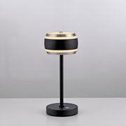 Moderne Akku-Tischleuchte in Schwarz mit zylindrischem Lampenschirm, seitliche Ansicht.