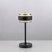 Moderne Akku-Tischleuchte in Schwarz mit zylindrischem Lampenschirm, seitliche Ansicht.