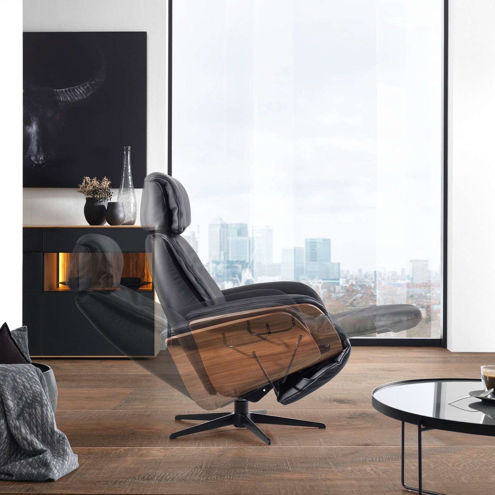 Welnova Relaxfauteuil 7602 BALANCE Zijaanzicht van een moderne Welnova-relaxfauteuil 7602 BALANCE in een stijlvolle woonkamer met uitzicht op de stad op de achtergrond.
