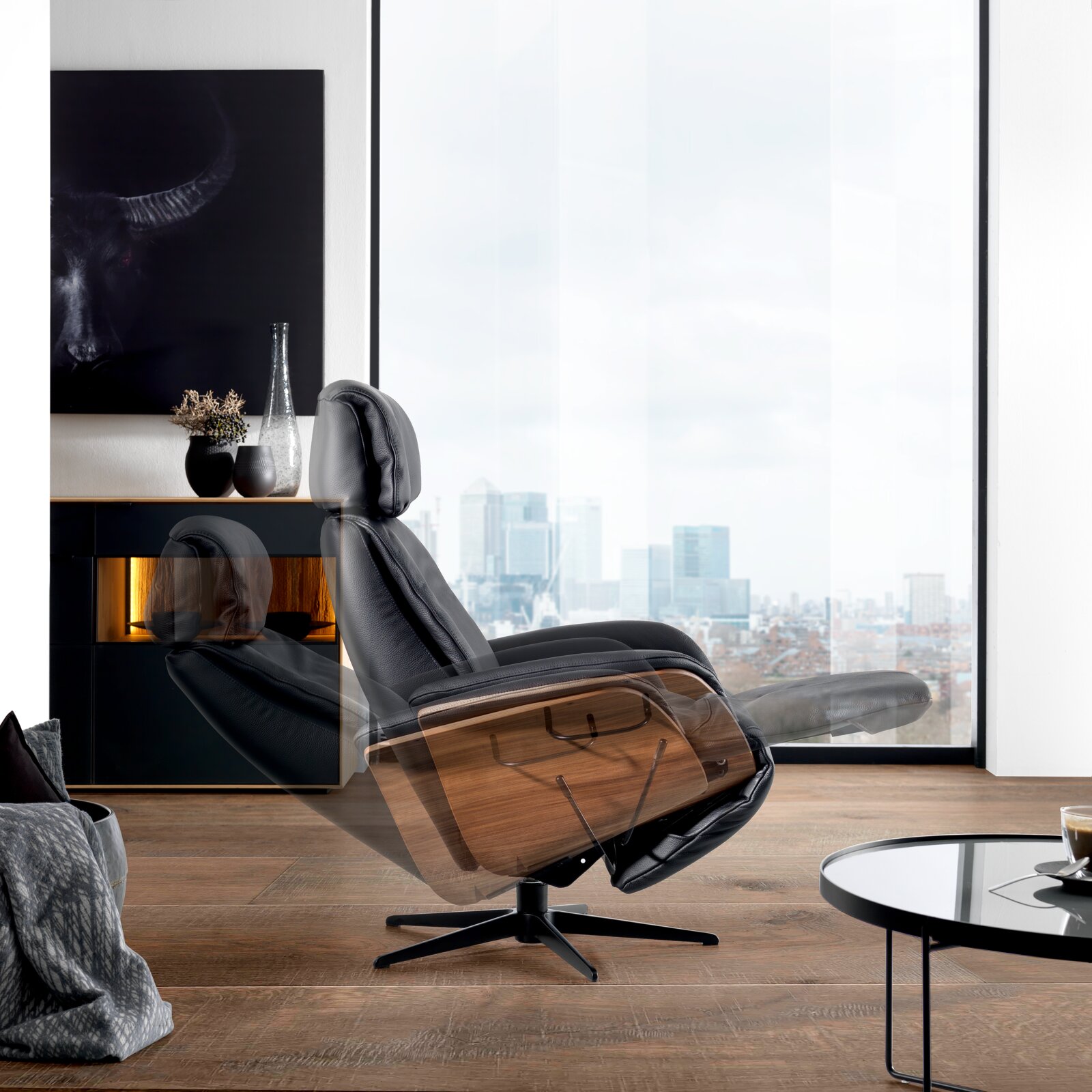 Welnova Relaxsessel 7602 BALANCE Seitenansicht eines modernen Welnova Relaxsessels 7602 BALANCE in einem stilvollen Wohnzimmer mit Stadtblick im Hintergrund.