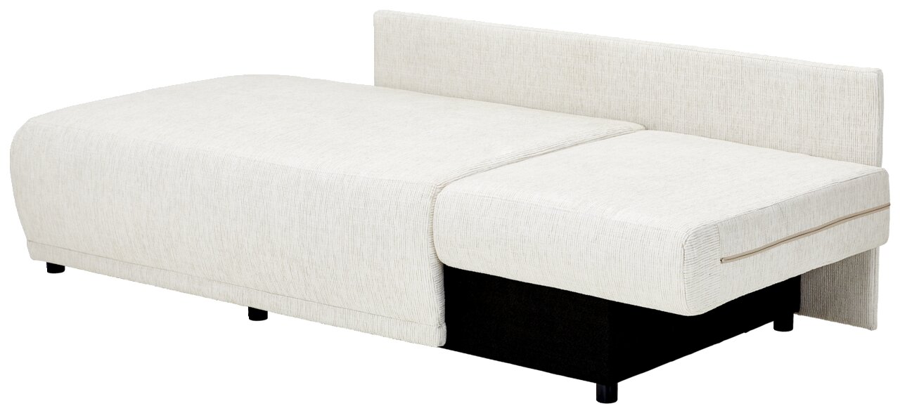 Seitliche Perspektive auf eine cremefarbene Recamiere mit schlichtem Design und schwarzem Sockel.