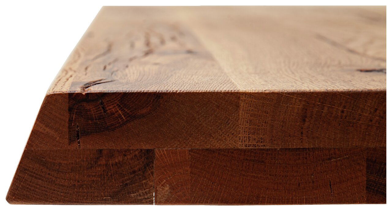 Waldwelt Tischplatte CHALET-PALAZZO Nahaufnahme einer massiven Holz-Tischplatte mit natürlicher Maserung, seitliche Perspektive.