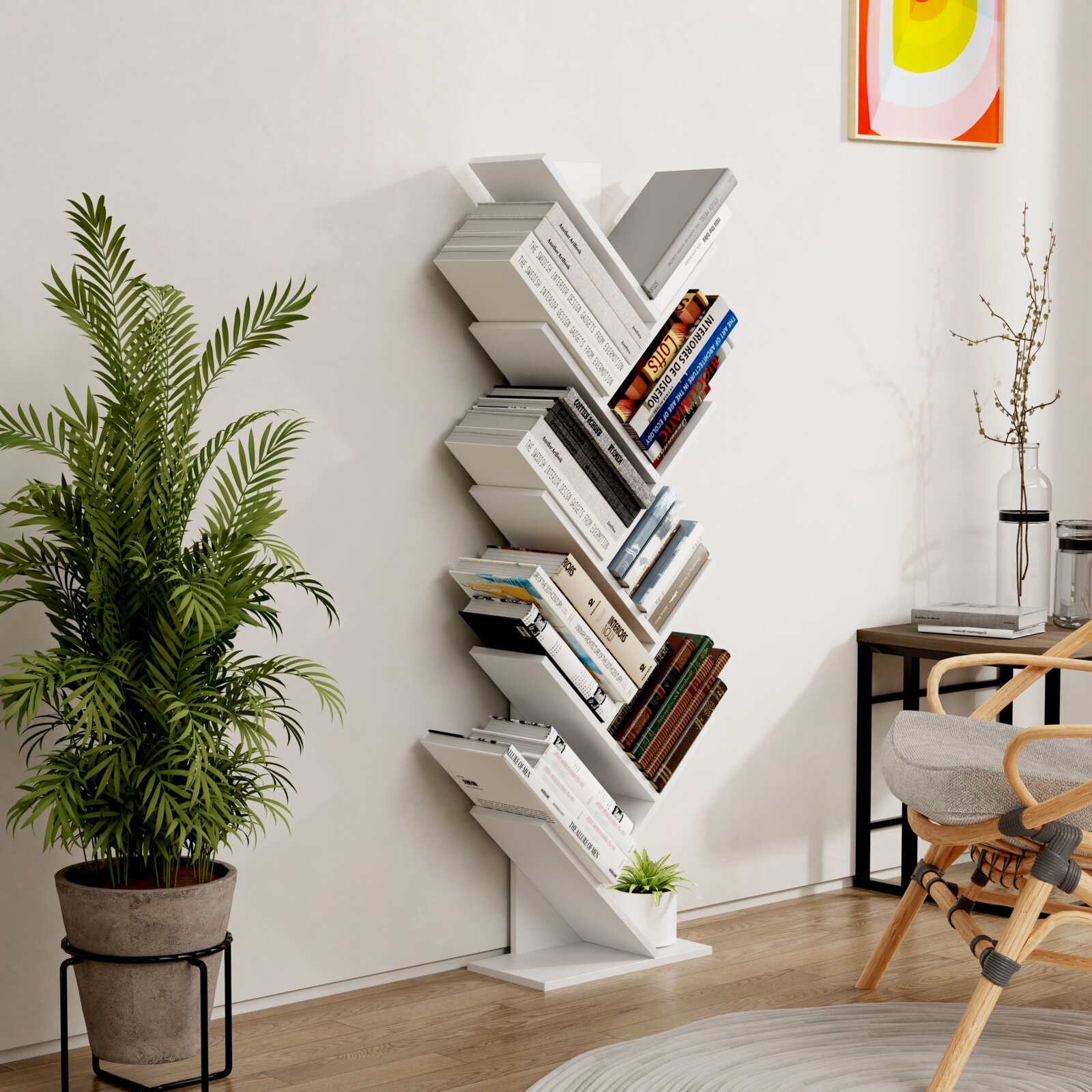 Modernes weißes Zickzack-Standregal/Bücherregal mit mehreren schrägen Fächern, gefüllt mit Büchern, in einem hellen Wohnzimmer neben Zimmerpflanze und Beistelltisch Frontansicht in leichter Schrägperspektive von links.