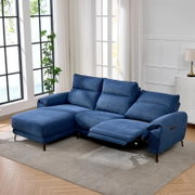 Blaues L-förmiges Ecksofa mit Ottomane links und ausgefahrener Relax-Fußstütze rechts, Stoffbezug und Metallfüßen, im hellen Wohnzimmer – Perspektive: frontale 3/4-Ansicht von rechts.