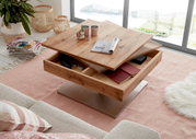 Moderne houten salontafel met lades, gefotografeerd vanuit vogelperspectief, omringd door gezellige woonkamerinrichting.