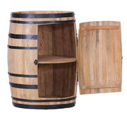 Offenes Holzfass mit Regalboden und geöffneter Tür, frontal betrachtet.