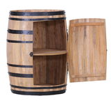 Offenes Holzfass mit Regalboden und geöffneter Tür, frontal betrachtet.