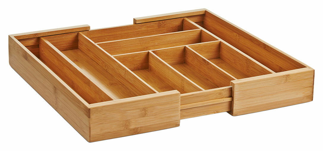 Ausziehbarer Besteckkasten aus Holz in schräger Perspektive, mit mehreren Fächern zur Aufbewahrung von Besteck.