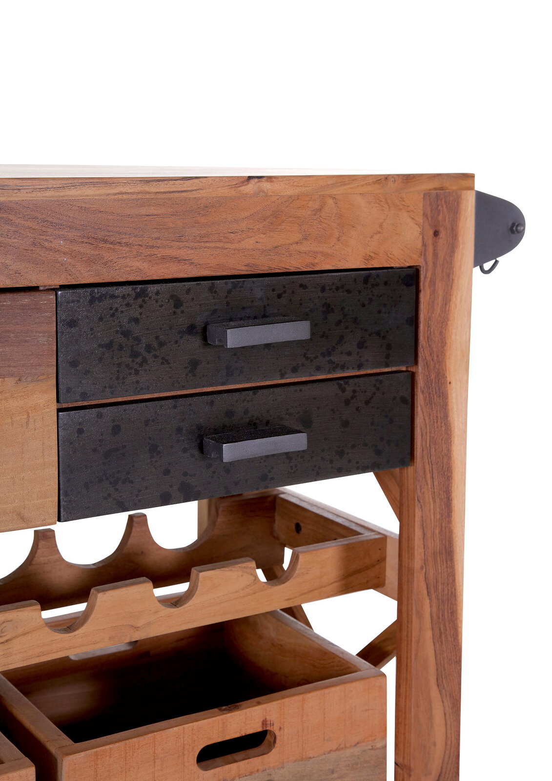 Nahaufnahme eines Servierwagens aus Holz mit zwei dunklen Schubladen und Weinregal, seitliche Perspektive.