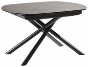 Moderner Esstisch mit ovaler Tischplatte und gekreuzten schwarzen Beinen, seitliche Perspektive